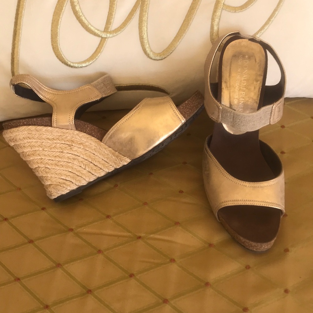 Brushed gold wedges